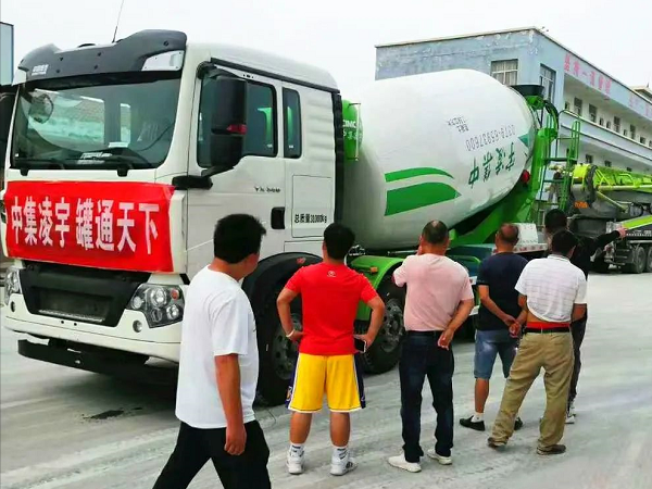 開攤啦！凌宇攪拌車“擺攤兒”湖北，客戶當(dāng)場下單！