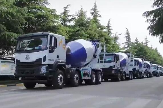 市場如此火爆，一批批新車交付用戶。場面壯觀！